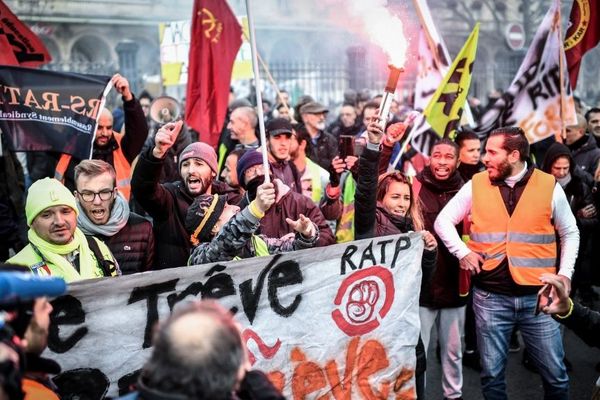 Quelques centaines de manifestants se sont rassemblés près de la gare de l'Est à Paris en soutien aux cheminots, ce jeudi 26 décembre.