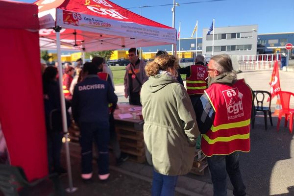 A Combronde dans le Puy-de-Dôme, des salariés ont installé un piquet de grève devant l'entreprise de transport Dachser.