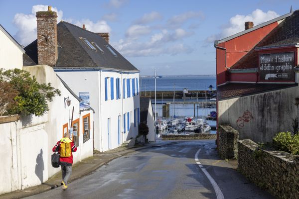 Petites ruelles bordées de maisons blanches jusqu'à la mer. Le charme de l'île Tudy (29)