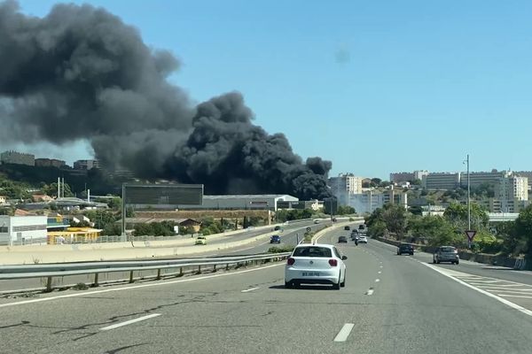 L'entrepôt en flammes, quartier Saint-André, au nord de Marseille.