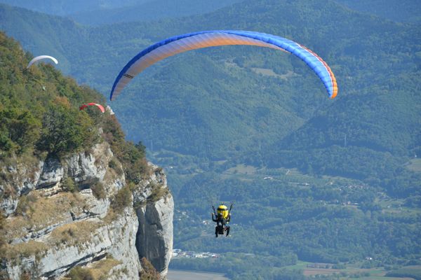 L'incident s'est produit lundi 11 septembre dans la soirée. Sur la commune de Séverac d'Aveyron, au lieu-dit Novis, lieu privilégié pour le décollage des parapentistes.