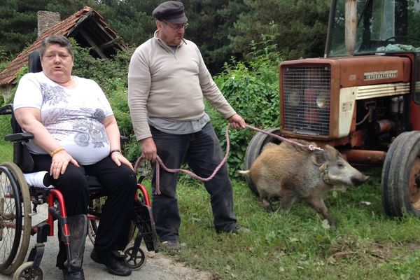 Marcelle et ses "parents adoptifs", Alain et Louisette posent devant la ferme