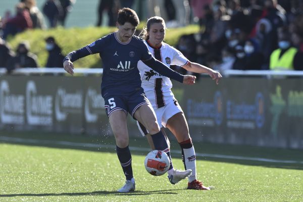 Des joueuses du FC Fleury et du PSG au duel pour le ballon