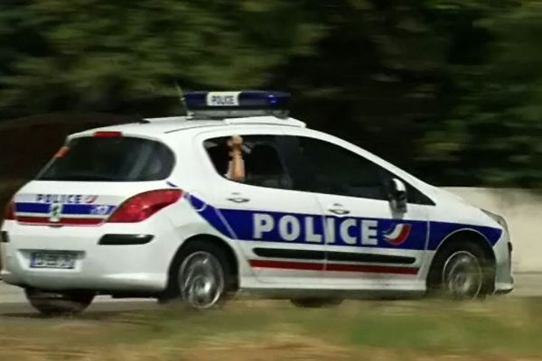 Les forces de l'ordre effectuent des patrouilles quotidiennes dans les zones résidentielles