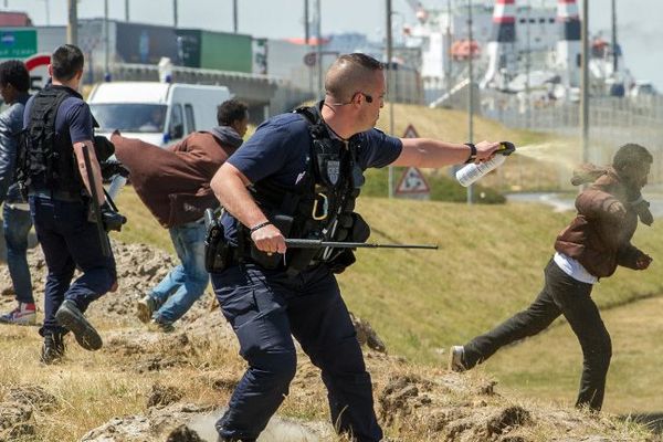 De violents heurts se sont produits ce mercredi entre policiers et migrants à Calais.