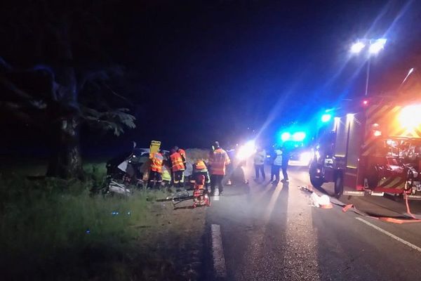 Les pompiers n'ont pu que constater le décès du conducteur. 