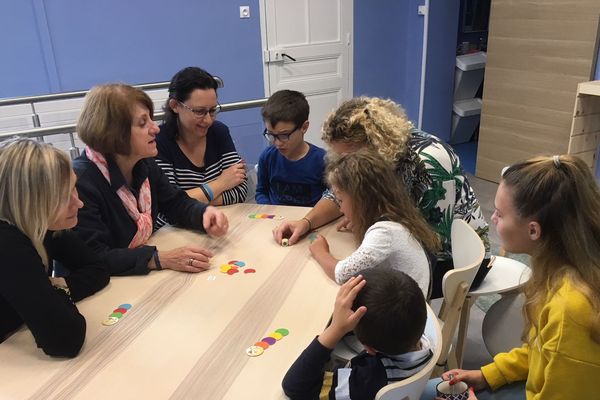 Thomas, Elyes et Cheyenne en plein jeu avec leurs accompagnants