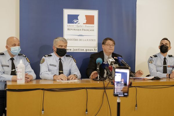 Le procureur François Pérain et la section de recherche de la gendarmerie de Nancy pendant la conférence de presse dimanche 17 avril.
La petite fille Mia a été retrouvée dans un squat du canton de Vaud en Suisse.