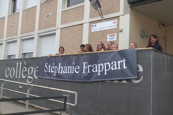 À Soissons, le collège Lamartine a été renommé collège Stéphanie Frappart pendant un mois.