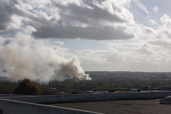 Le panache de fumée causé par l'incendie de Sirmet est visible plusieurs kilomètres à la ronde, aux portes d'Angoulême (Charente) ce mardi 1er novembre 2022.