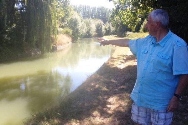 Au bord du canal où ont eu lieu les chutes, Hubert Joyeux, riverain et ancien maire de Maillé, pointe du doigt l'endroit où le corps de l'homme a été retrouvé.