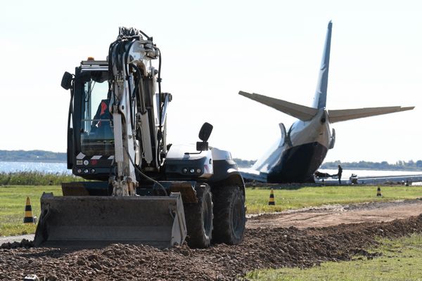 Pour évacuer l'avion, des opérations de terrassement ont été nécessaires