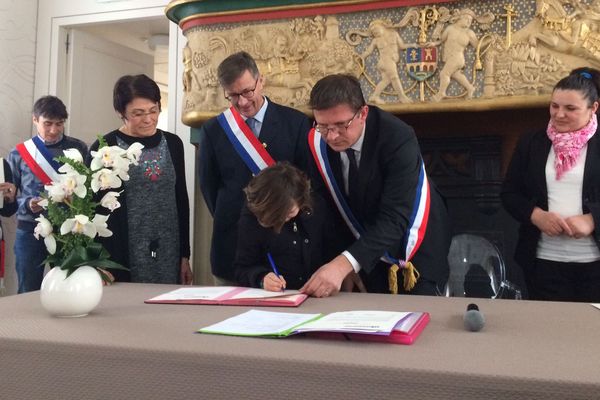 La famille a signé l'acte de parrainage ce matin à la maire de Cherbourg-en-Cotentin.