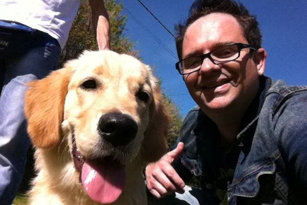 Le Golden Retriever Galak se prenant en selfie avec son élève humain.