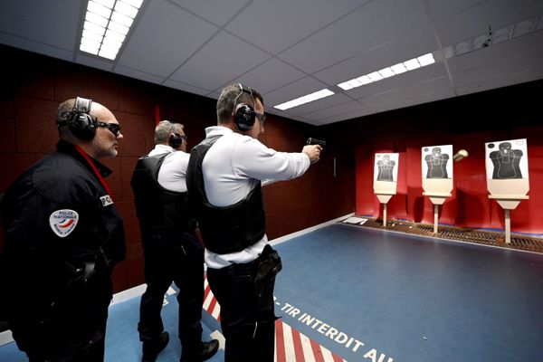 Des réservistes de la police nationale s'entraînent au tir.