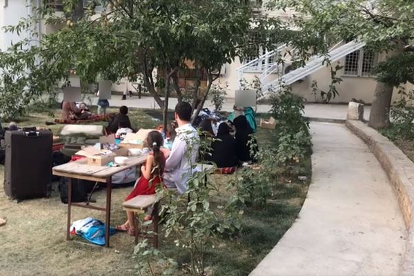 A peu près 200 personnes sont présentes au sein de l'ambassade de France à Kaboul, en Afghanistan. 