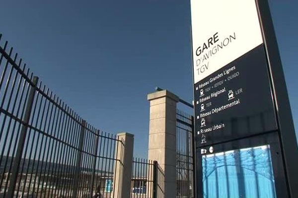 Quelques minutes avant le drame de Rognonas, une personne aurait été frôlée ou légèrement percutée, selon des témoins,  par le passage d'un train à grande vitesse à la gare TGV d'Avignon.