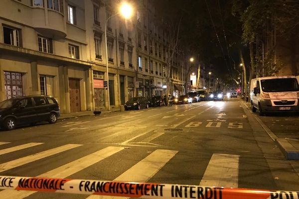 Un homme était retranché dans son appartement du 3e arrondissement de Lyon et le quartier bouclé par la police et le Raid, samedi 7 novembre vers 19h. L'homme a été finalement interpellé.