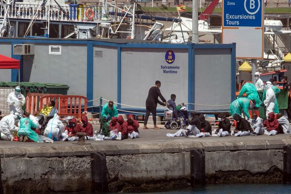 Des migrants sur le quai du port de Los Cristianos après avoir été secourus par les gardes-côtes de l'ile de Tenerife aux Canaries. Mars 2021.