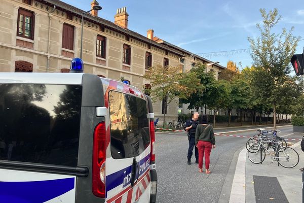 Le lycée Champollion, situé dans le centre de Grenoble, a été concerné par une alerte à la bombe, ce jeudi 5 octobre.