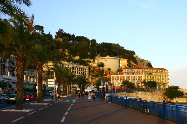 Le coup de canon était tiré depuis la colline du château à Nice.