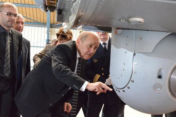 Jean-Yves Le Drian, le ministre de la Défense, en visite sur la base aéronavale de Lann-Bihoué (56)