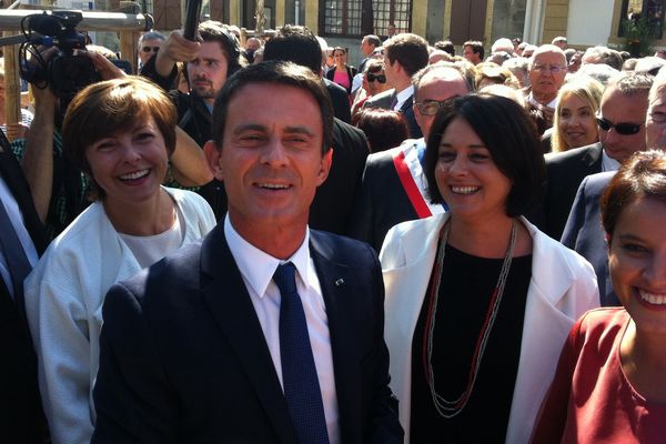 Manuel Valls entouré de Carole Delga, Sylvia Pinel et Najat Vallaud-Belkacem