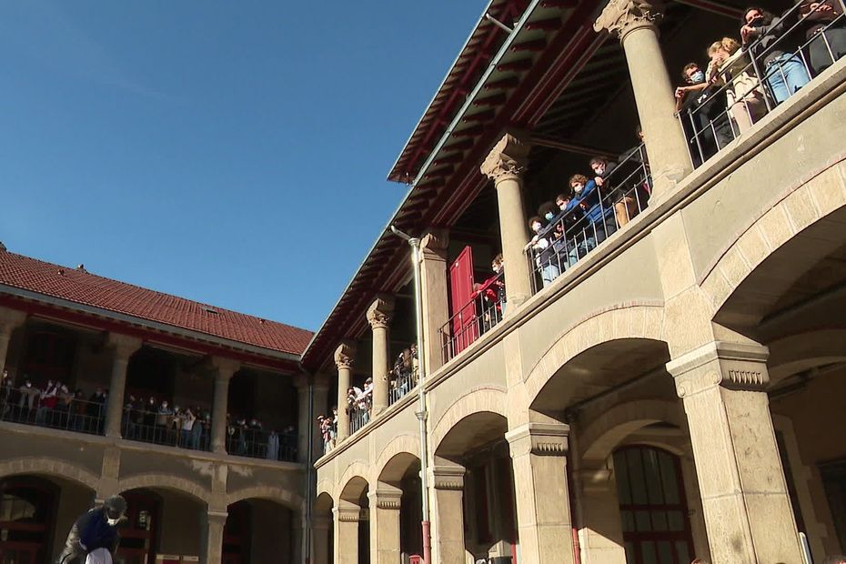 Hommage à Samuel Paty  à Grenoble, au lycée Champollion, profs et