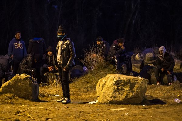 Des migrants après une distribution de repas à Calais.