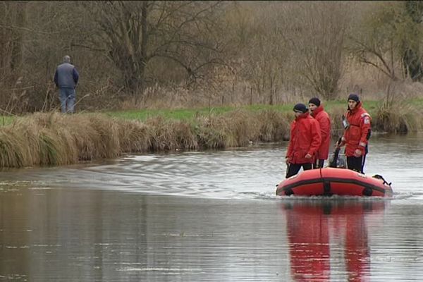 Des pompiers amiénois sur la Somme, dimanche 21 février, pour retrouver la victime.