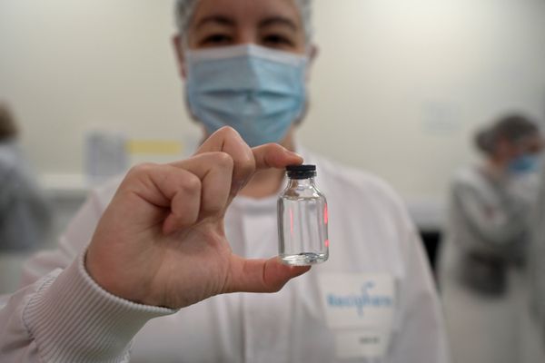 Un flacon de vaccin à ARN messager de Moderna contre la COVID-19 produit à Monts dans le département de l'Indre-et-Loire