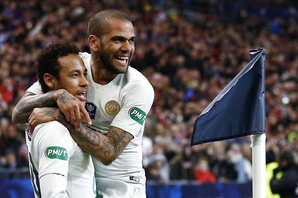 La joie de Dani Alves dans les bras de Neymar, lors de la finale de la Coupe de France face au Stade Rennais en avril dernier, au Stade de France.