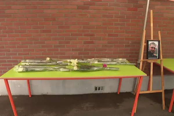 Des roses ont été déposées sur une table à l'entrée du stade Gabriel Péri, où Jordan.D s'entraînait.