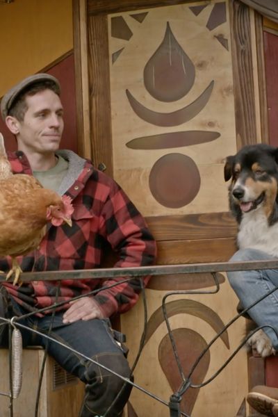 Jeanne et Bebeck sont venus avec leurs animaux et leur roulotte s'installer à Rochesson.