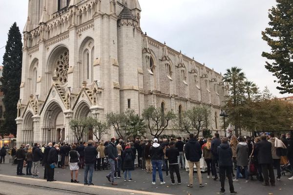 Des fidèles se sont rassemblés devant la basilique Notre-Dame de l'Assomption à Nice, le 15 novembre 2020