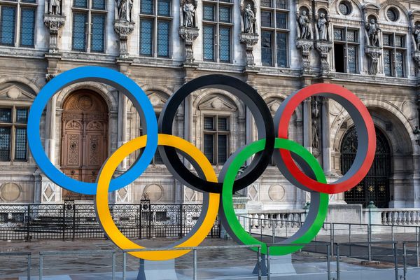 Les anneaux olympiques, sur le parvis de l'Hôtel-de-Ville, à Paris.