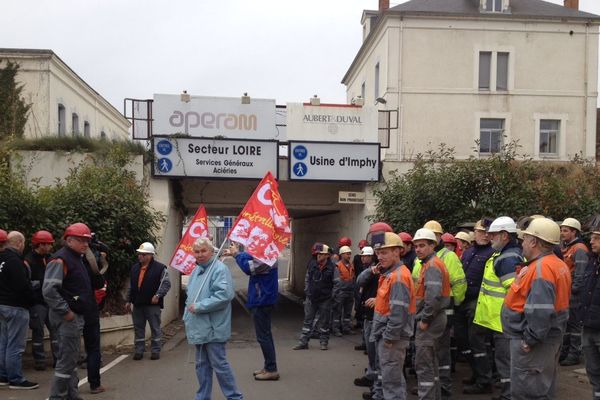 Une soixantaine de salariés ont manifesté en soutien à leur collègue, licencié pour faute grave dans un accident du travail, et pour dénoncer les conditions de travail et de sécurité de leur entreprise