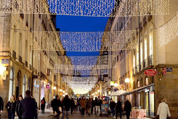 Les illumination de Noël rue Le Bastard, à Rennes. (Archives)