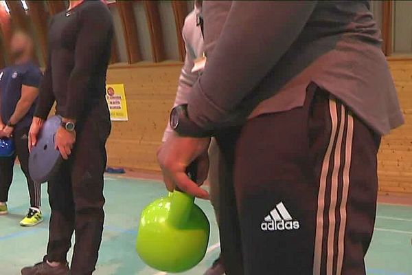 Une séance de CrossFit dans la salle de sport de la maison d'arrêt de Villeneuve-les-Maguelone. Cette discipline qui allie force et résistance a aussi le vent en poupe chez les détenus.
