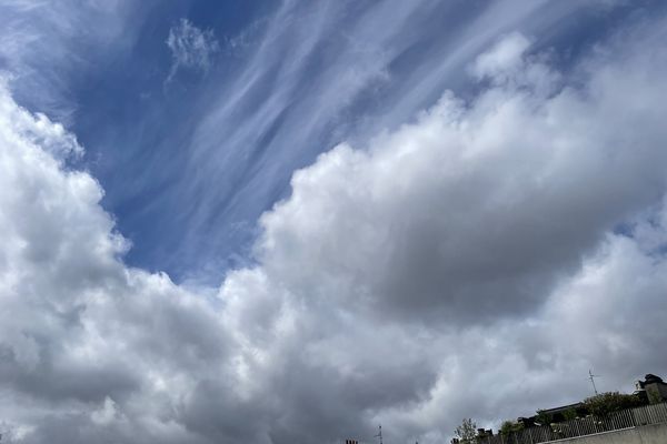 Ciel chargé à Lille, avec quelques coins de ciel bleu tout de même