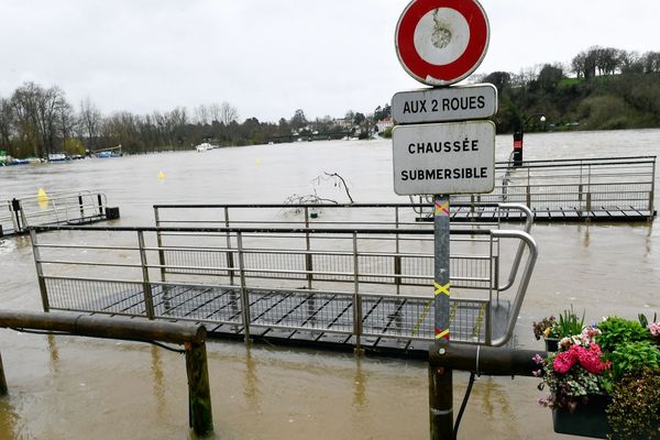 La Sèvre Nantaise est en crue à Vertou dans l'agglomération de Nantes, submergeant écluse et chaussée des Moines