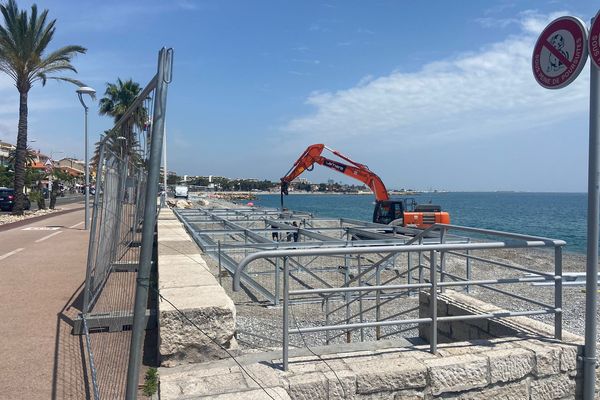 Une plage abandonnée, coquillages et crustacés? Pas tout à fait. A Cognes-sur-Mer, il faudra encore de nombreux jours de travaux pour que touristes et habitants viennent se prélasser à la table de ce restaurant.