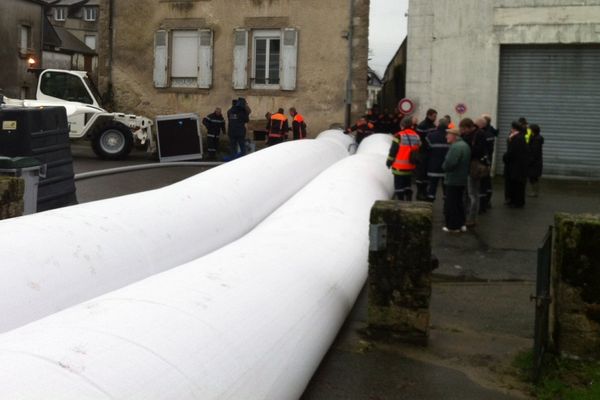 Cette digue provisoire vise à protéger la rue Fontaine, inondée par la montée des eaux à Pontivy (56).