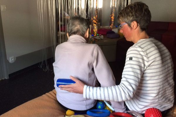 Le massage peut diminuer le stress d'un patient atteint de la maladie d'Alzheimer. A Rosières en Haute-Loire, massage, méditation, musique aident les malades à mieux vivre au quotidien.