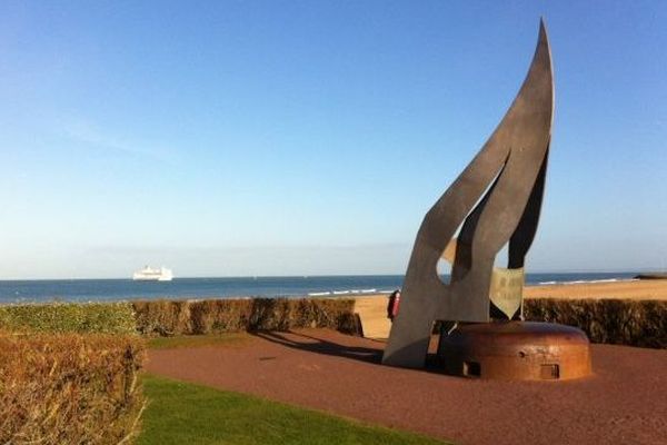 La flamme, sur la plage de Ouistreham (Sword Beach)