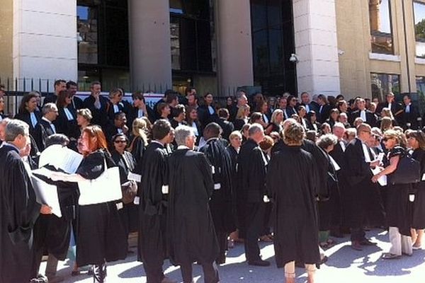 Nîmes - les avocats du barreau de Nîmes manifestent devant le palais de justice - 26 juin 2014.