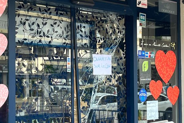 La vitrine d'un fleuriste boulevard Carnot au Cannet dégradée ce samedi 14 octobre.