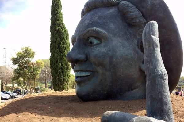 Narbonne (Aude) - la statue de Charles Trenet est l'oeuvre du sculpteur Thierry Delorme - 6 juillet 2017.