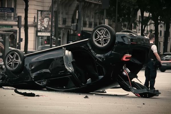 Une voiture renversée sur le toit à la suite d'un accident dans les rues de la capitale