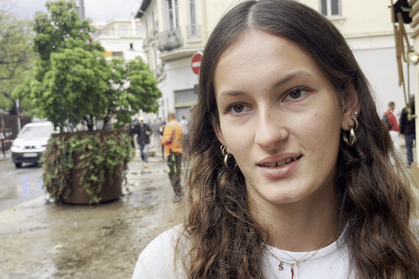 Étudiante à Cannes, Samantha a été surprise ce 23 septembre en voiture par le torrent qui déferlait sur le boulevard de la République en raison des pluies violentes.